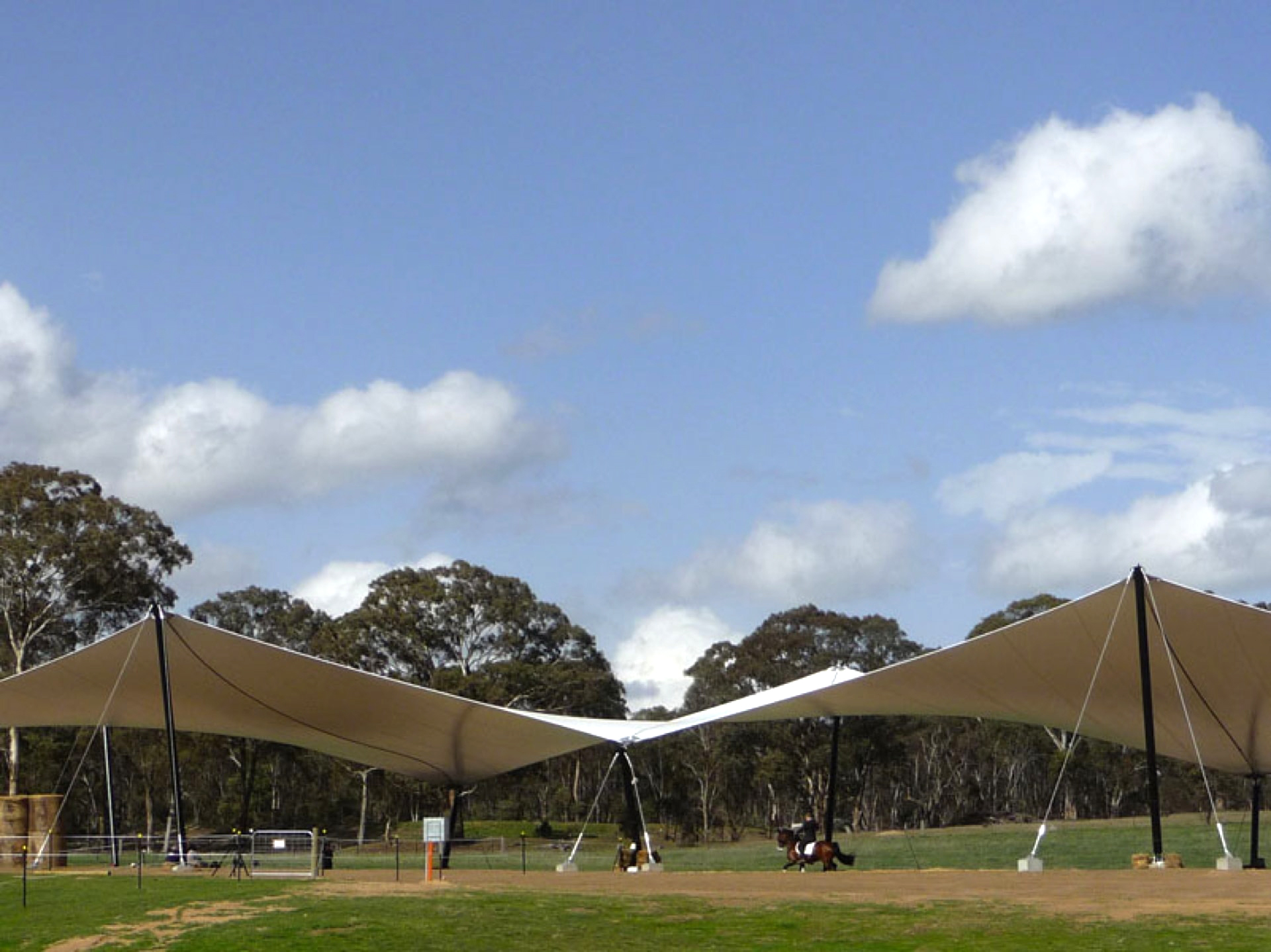 Surface ombragée: 1500m2, Textile: STAM 6002, Lieu: Australie