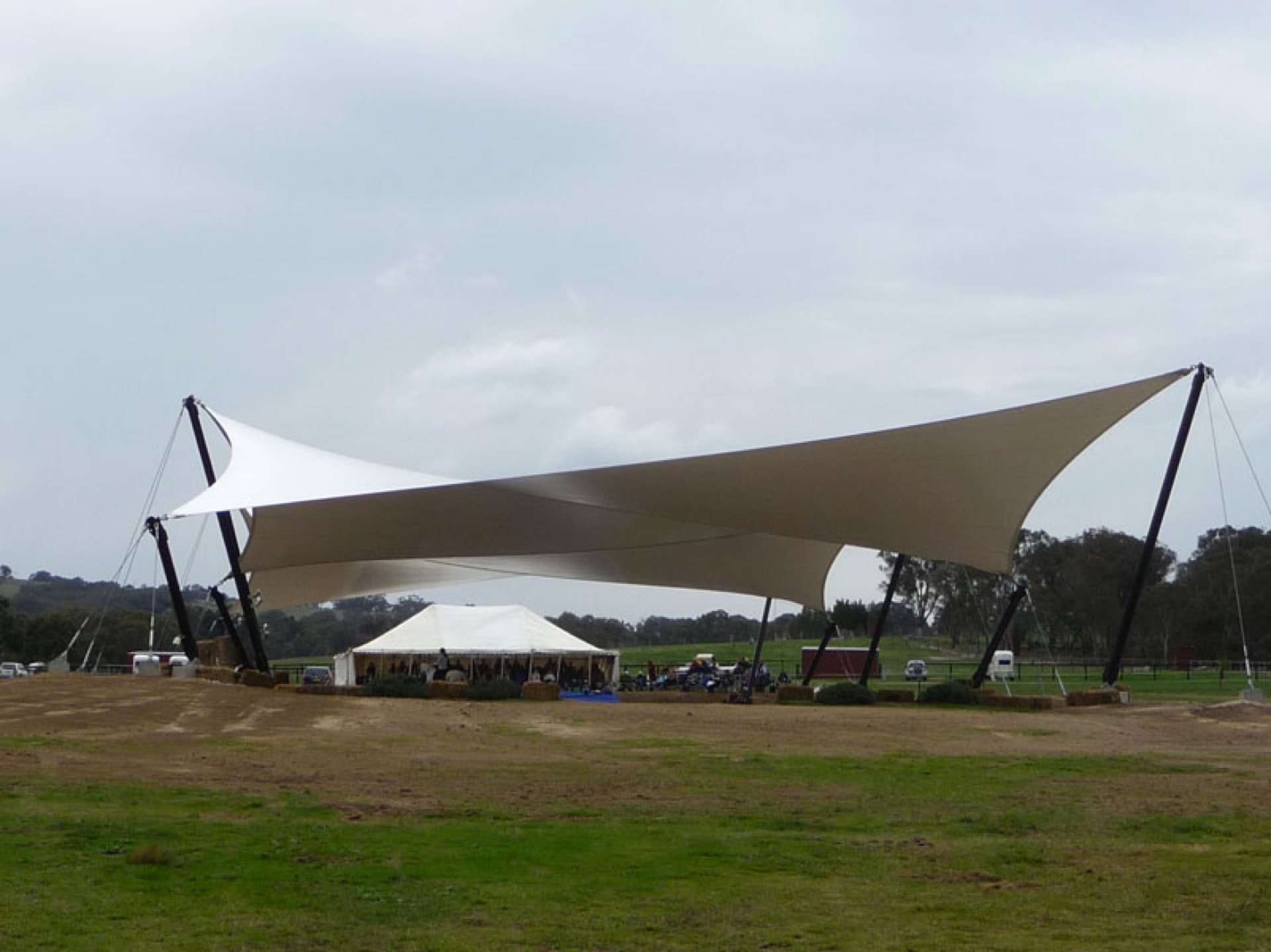Surface ombragée: 1500m2, Textile: STAM 6002, Lieu: Australie